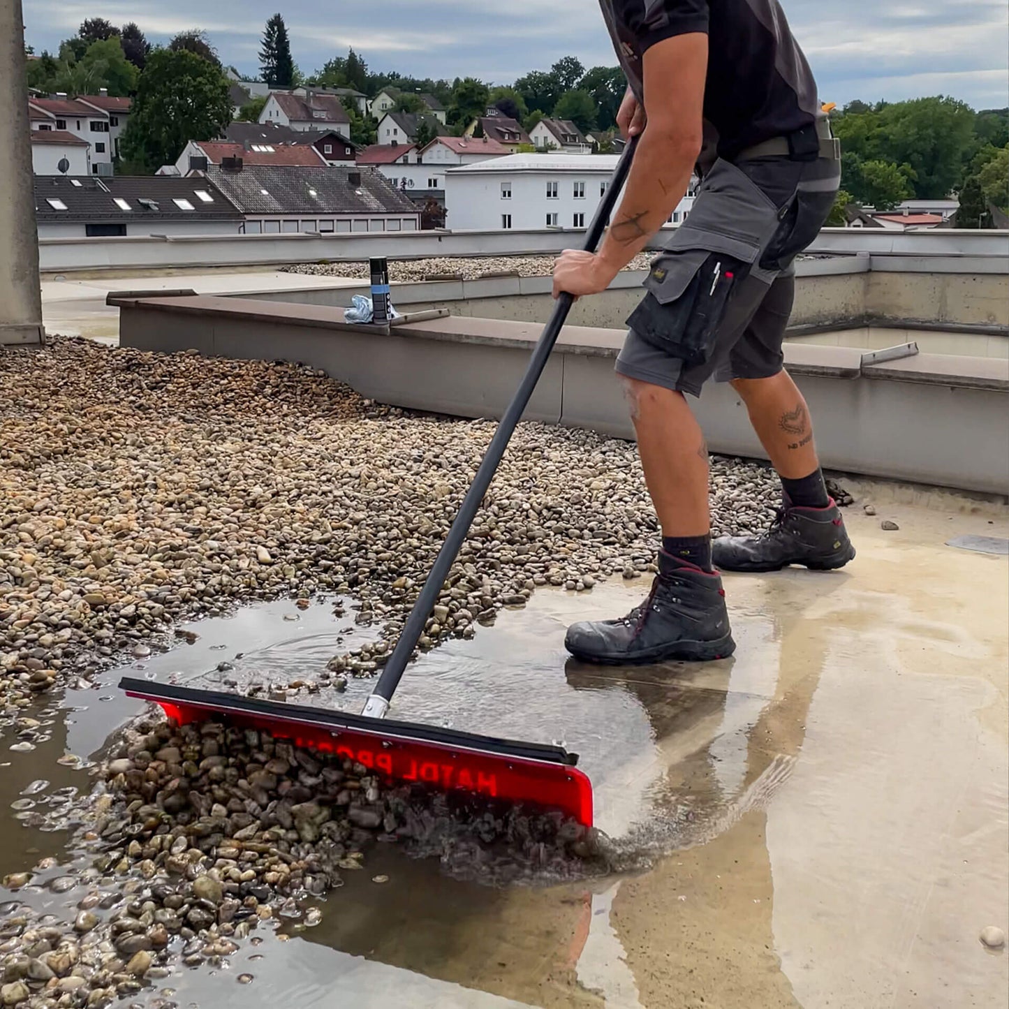 HAIDL Flachdach-Schieber zur Flachdach-Reinigung.